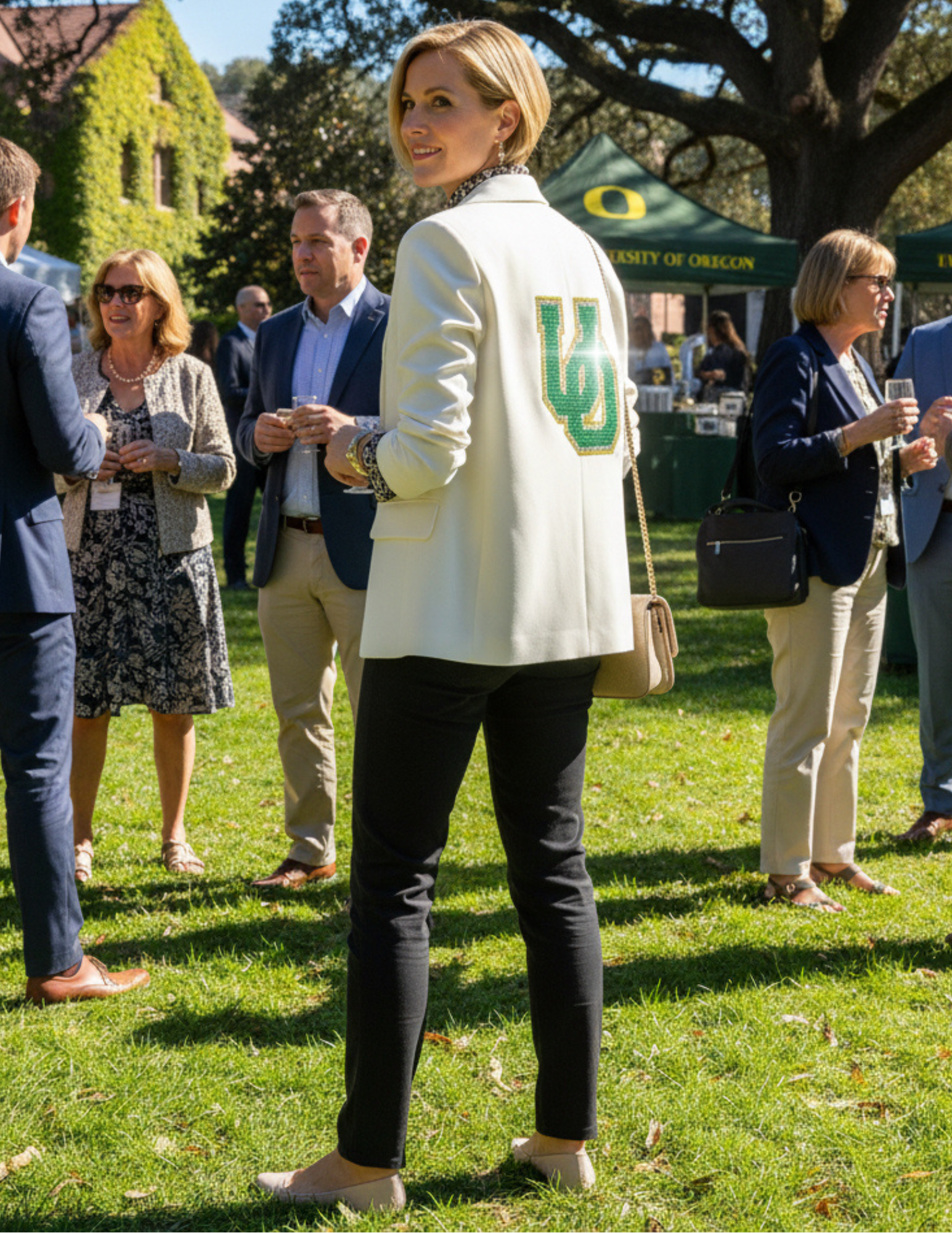 University Of Oregon Large Interlocking UO White Ruched Sleeve Blazer